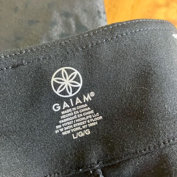 Gaiam black pants, front detail, size large, excellent condition - Picture 2 of 4